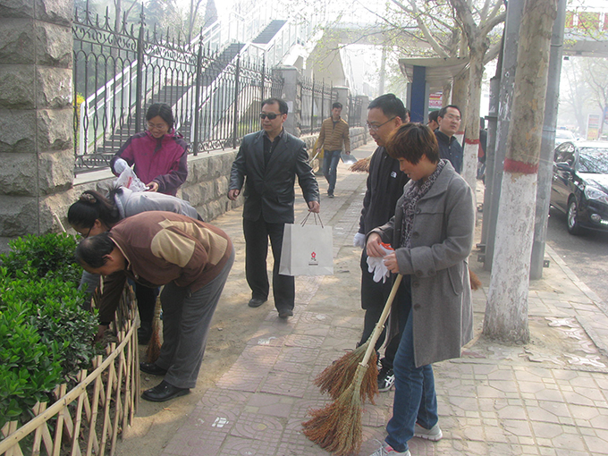 圖4 清理籬笆內(nèi)的較難打掃的白色垃圾